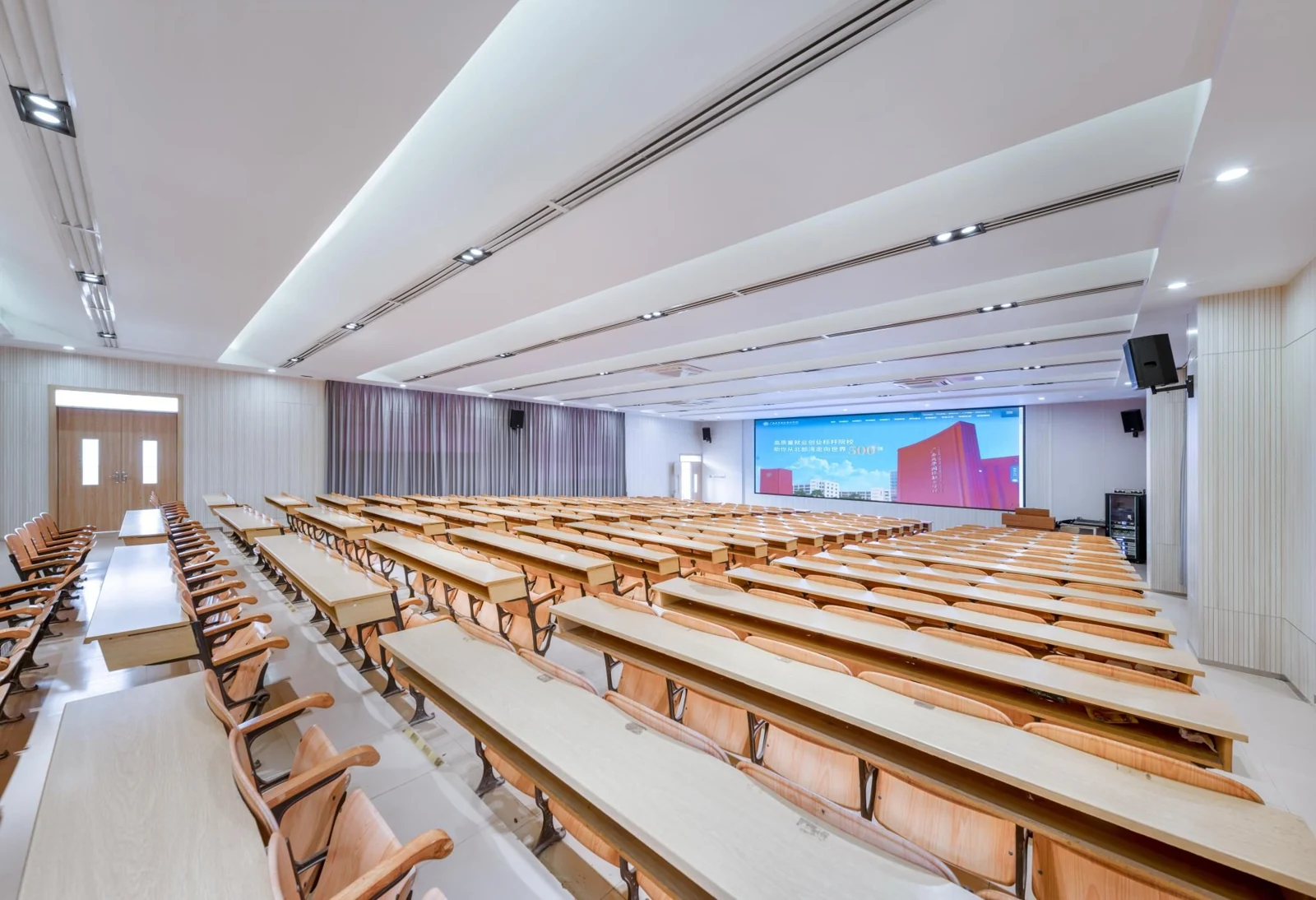 学校 / 学院