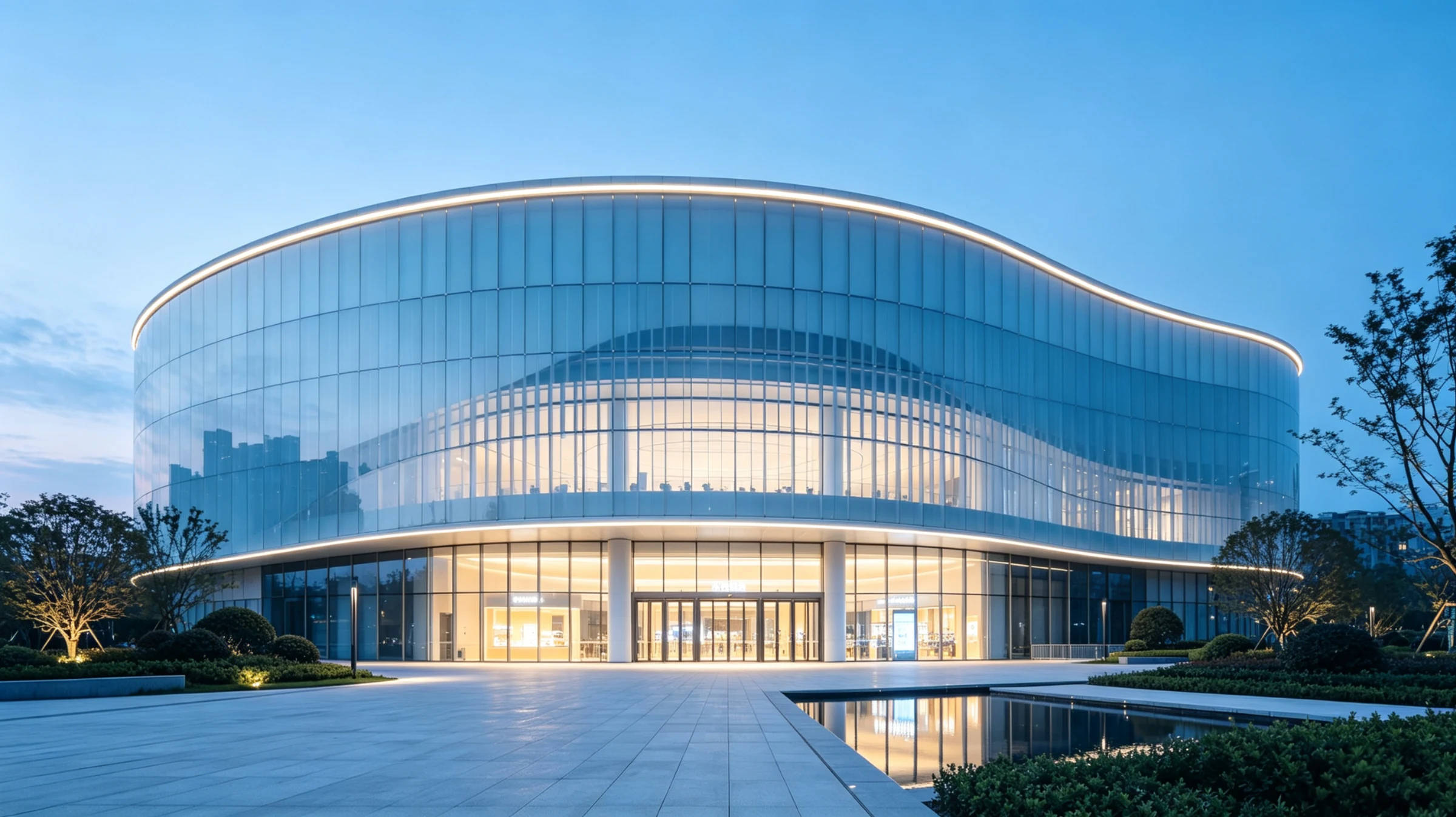暮色中的玻璃幕墙建筑
